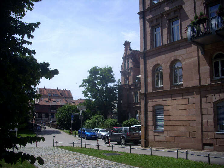 Hinter der Hallerwiese: Links vom Gebäude beginnt die Großweidenmühlstraße (Juli 2017)