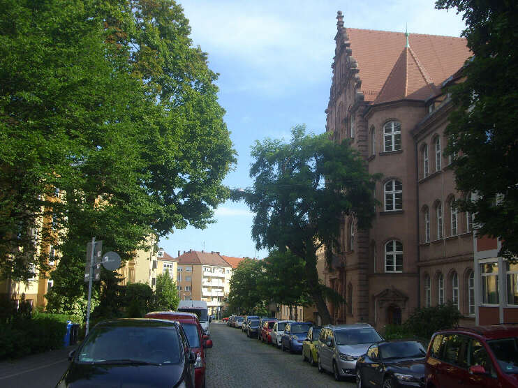 Labenwolfstraße beim Labenwolf Gymnasium (Juli 2017)