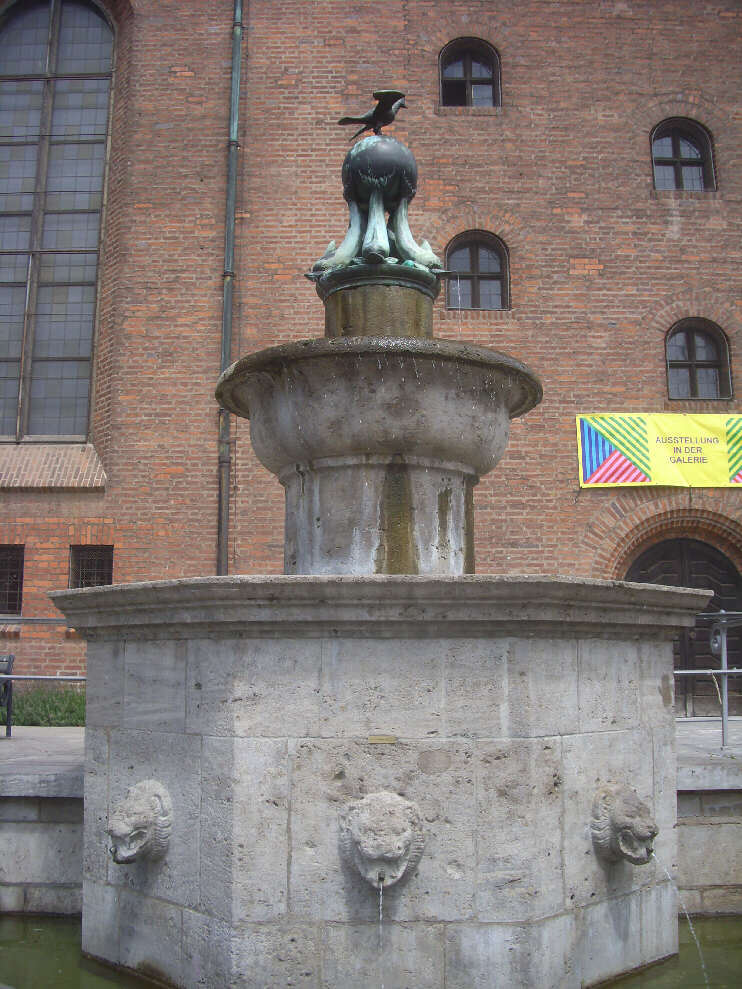 Brunnen vor der Friedenskirche (Juni 2017)