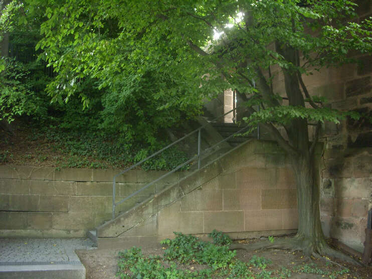 Treppe vom Burggarten herunter zum Bürgermeistergarten (Juli 2017)