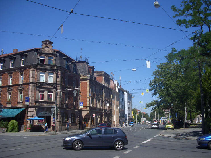 Bucher Straße, Blickrichtung Friedrich-Ebert-Platz, bei der Einmündung der Jagdstraße [links] und Pirkheimer Straße [rechts] (August 2013)