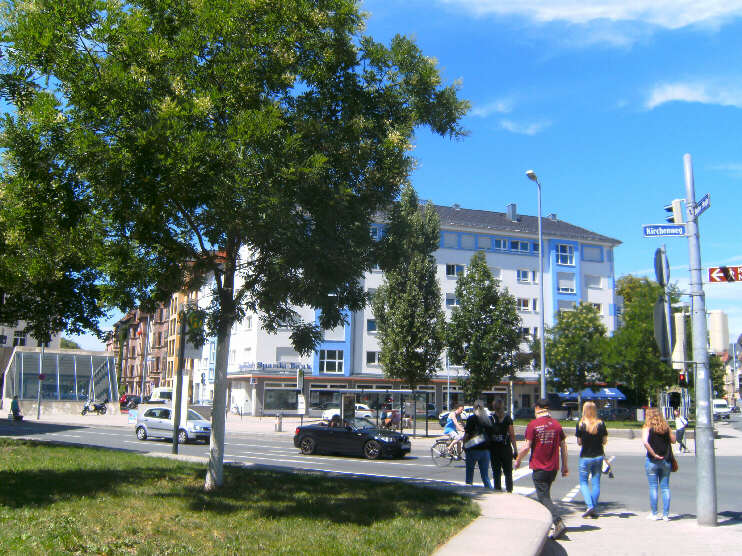 Friedrich-Ebert-Platz: links Rckertstrae, rechts Bucher Strae  (Juli 2017)