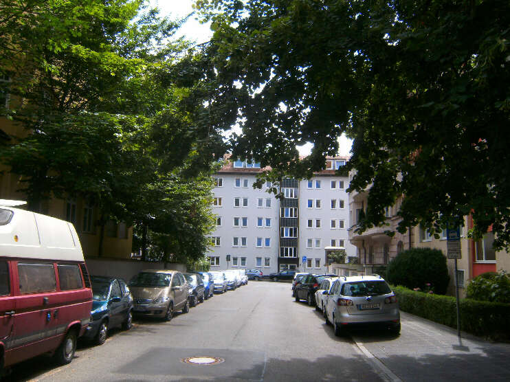 Weigelstraße, kurz vor der Einmündung in die Burgschmietstraße (Juli 2013)