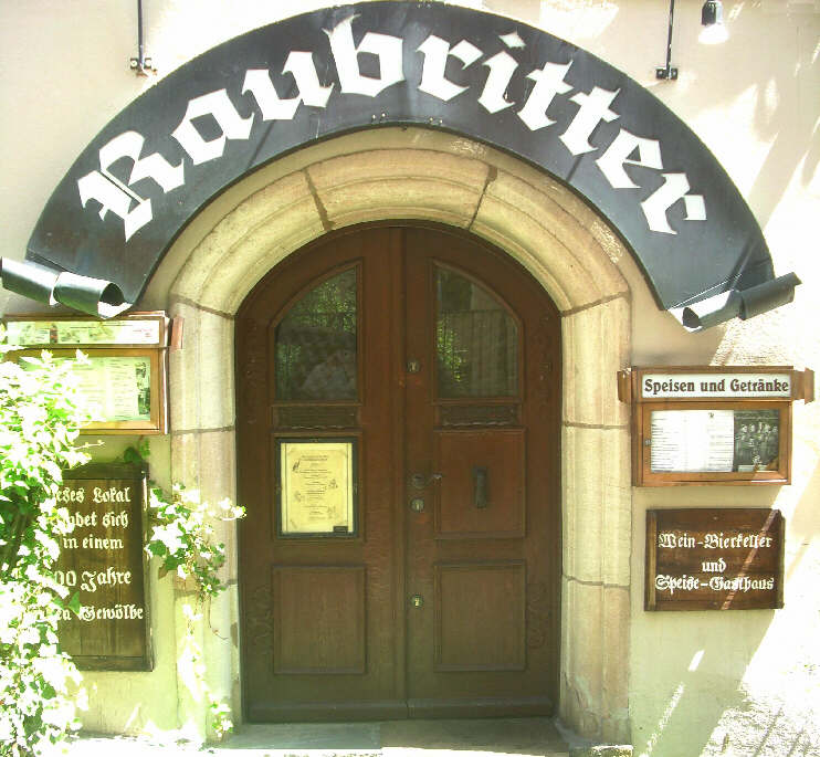 Eingang zum Kellerlokal «RAUBRITTER» in der Unteren Schmiedgasse (Juni 2018)