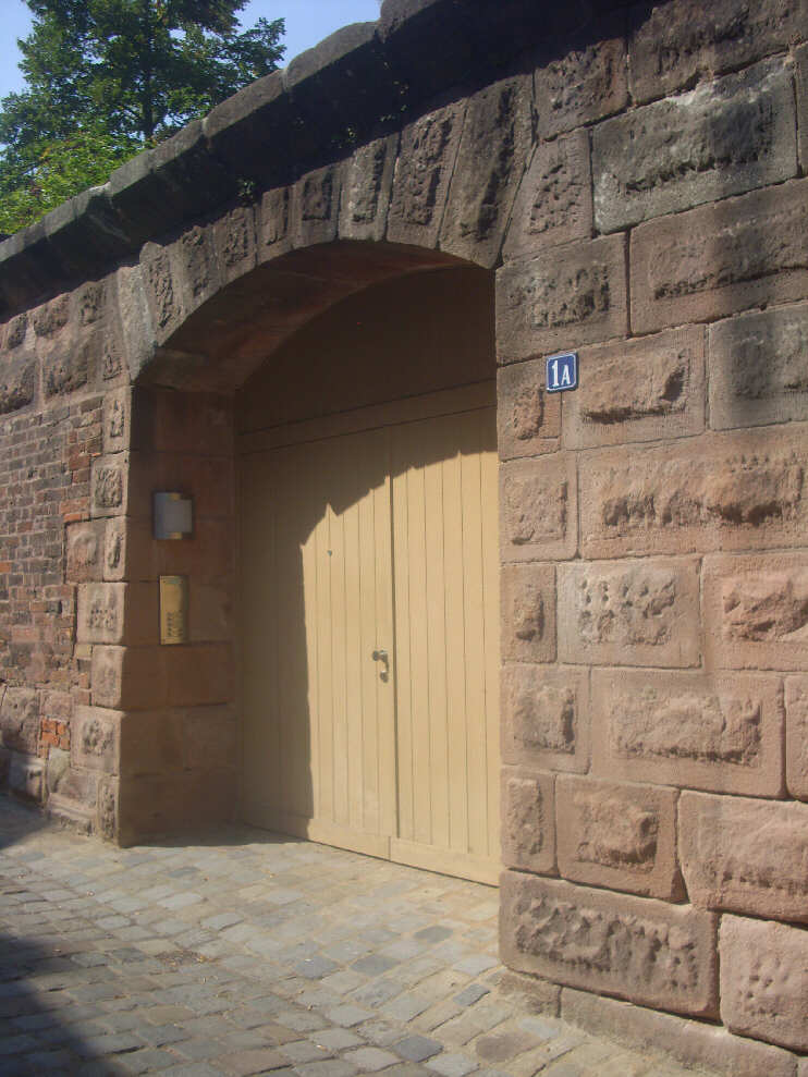 Vestnertormauer 1A: Eingang zum Wehrturm, der im Jahr 2005 wieder errichtet worden ist. Siehe auch unter BURGGRABEN  ZWISCHEN VESTNERTOR & MAXTOR (August 2018)