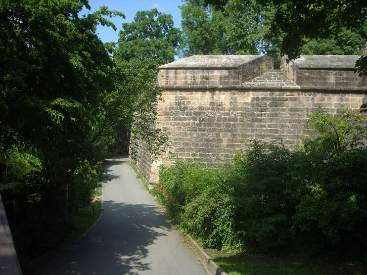 Blick von der Tiergärtnertorbrücke auf den Burggraben (August 2013)