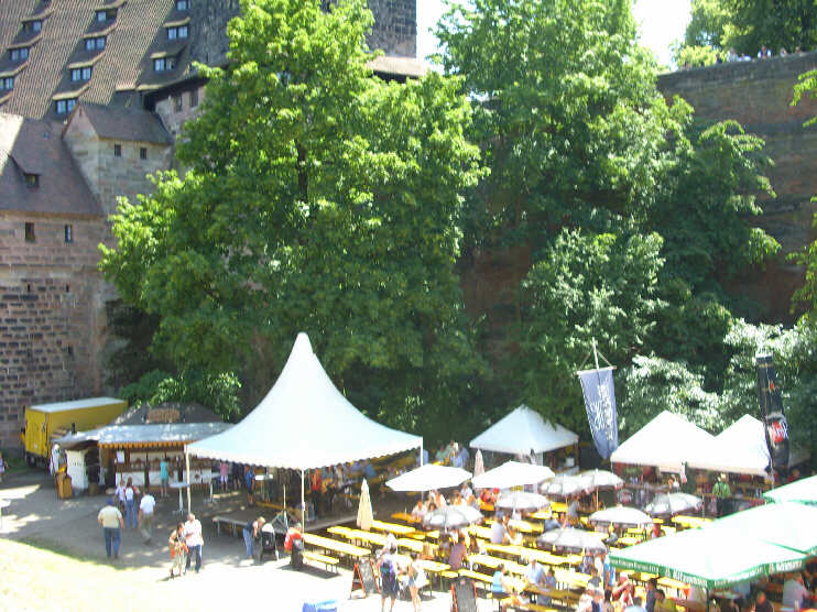 Fränkisches Bierfest im Burggraben 2009  (Blick vom Vestnertorgraben auf den Burggraben)
