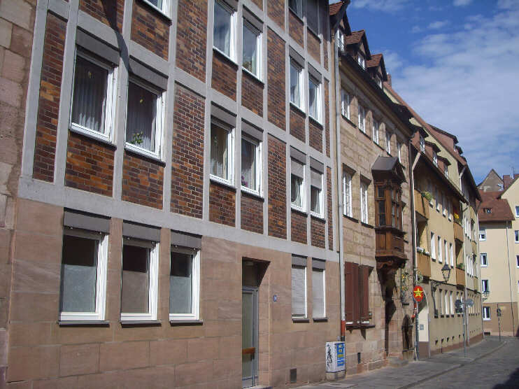 Häuserzeile in der Lammsgasse, Blickrichtung Albrecht-Dürer-Straße (Juni 2012)