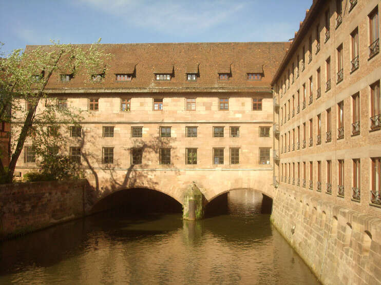 Nürnberg - Heiliggeistspital, Rückansicht, von der Spitalbrücke aus gesehen (Mai 2013)