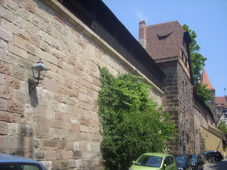 Neutormauer, Turm «grünes M», Blickrichtung Tiergärtnertorplatz (Juni 2017)