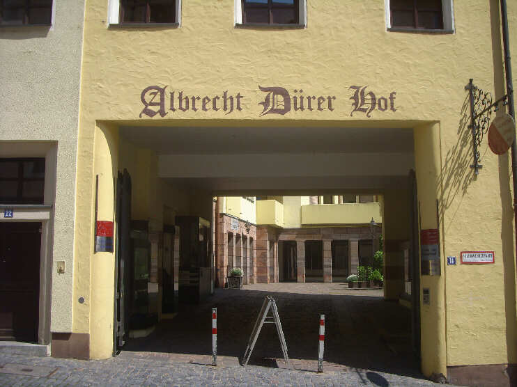 Die Rückseite des Altstadthofes, Albrecht-Dürer-Straße 14, Durchgang zu Bergstraße 15 (Juni 2014)