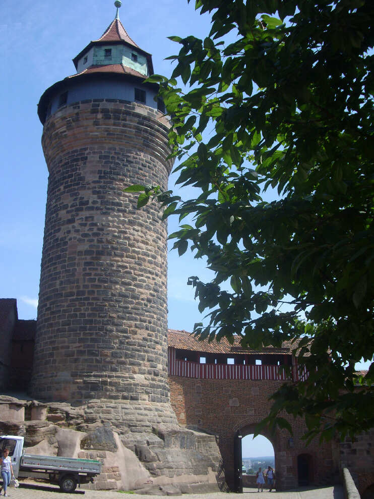 Sinwellturm und Tor zur Burgfreiung (Juli 2013)