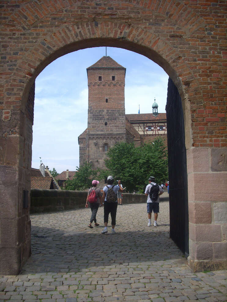 Tor zwischen Burgfreiung und äußeren Hof der Kaiserburg (Juli 2014)
