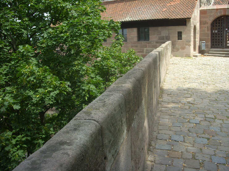 Burgmauer, über die Eppelein von Gailingen mit seinem Pferd gesprungen sein soll (Juli 2014)