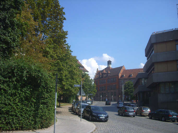Ecke Schildgasse / Tetzelgasse, Blickrichtung Johannes-Scharrer-Gymnasium (August 2013)