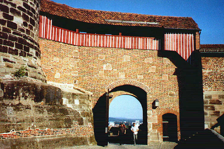 Durch dieses Tor gelangt man vom äußeren Burghof der Kaiserburg zur Freiung der Burggrafenburg (September 2004)