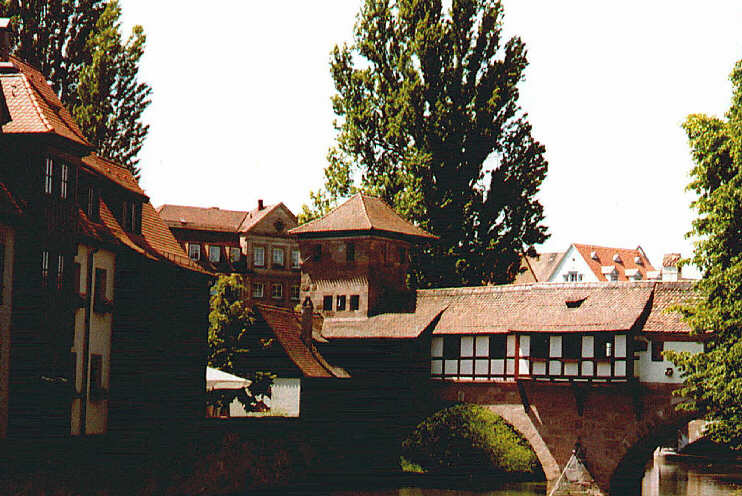 Henkerturm und Henkerhaus, von der Nördlichen Karlsbrücke aus gesehen (Juni 2005)