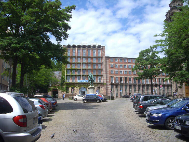 Egidienplatz mit Reiterstandbild und Pellerhaus (Juni 2012)
