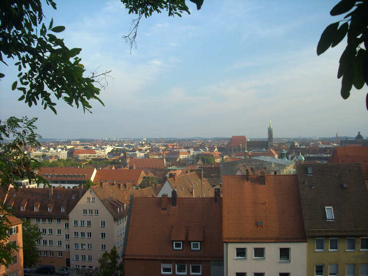 Abendlicher Ausblick von der Burgfreiung auf Lorenzkirche und Altstadt (September 2013)