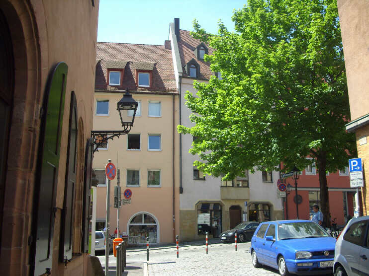 Blick vom Halbwachsengäßchen zum Albrecht-Dürer-Platz (Mai 2012)