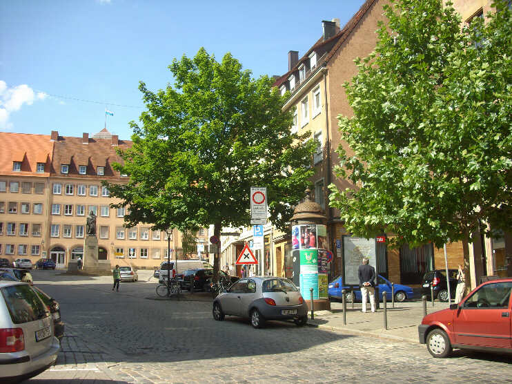 Albrecht-Dürer-Platz, bei der Einmündung des Halbwachsengäßchens (Juni 2012)