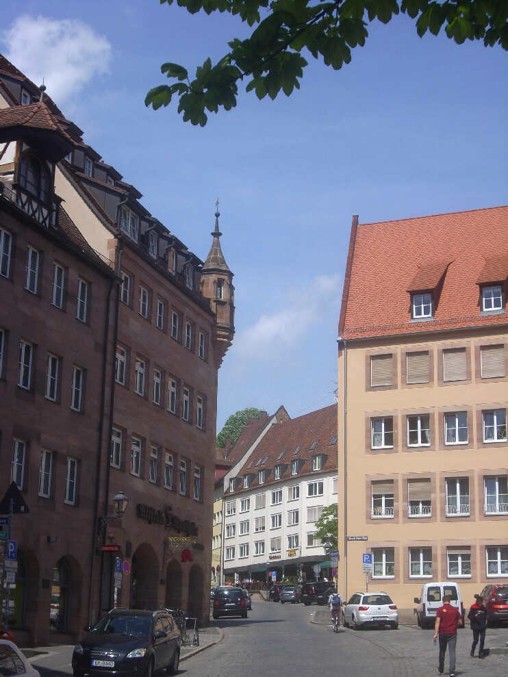 Blick vom Albrecht-Dürer-Platz in die Bergstraße (Mai 2015)