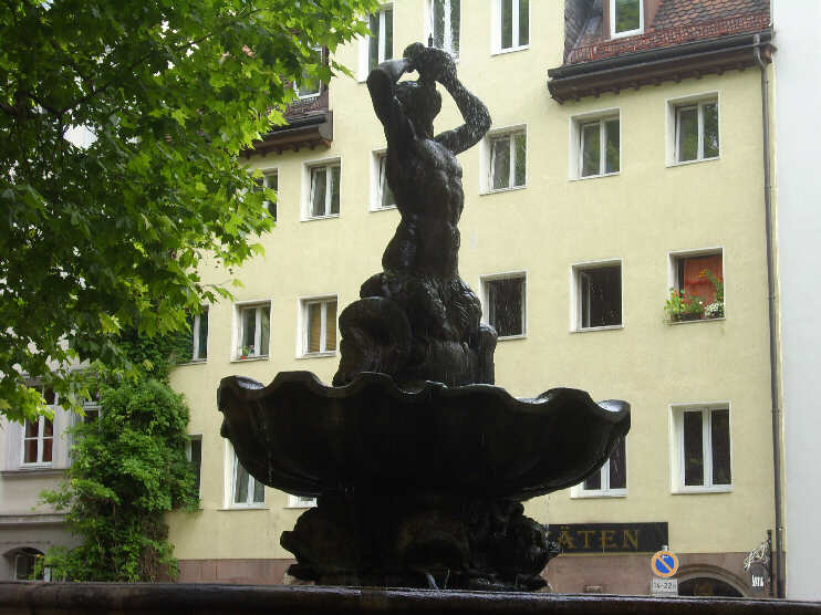 Tritonbrunnen in der Parkanlage am Maxplatz (Juli 2012)