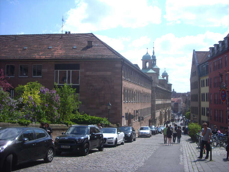 Burgstraße, in Höhe des Fembohauses, Blickrichtung Rathausplatz (Mai 2016)