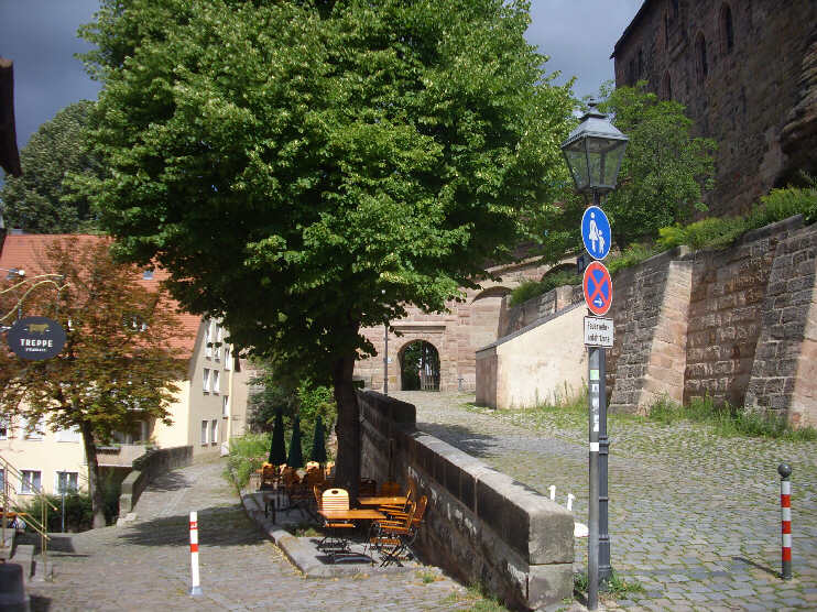 Am Ölberg: Im Bild ganz links: Treppe hinunter zum Tiergärtner Torplatz, Mitte und rechts: Weg zum Burggarten (Juli 2012)