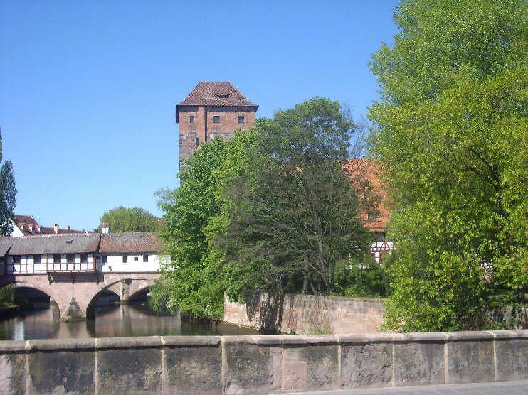 Blick von der Nördlichen Karlsbrücke pegnitzabwärts auf das Henkerhaus und den Wasserturm (April 2014)
