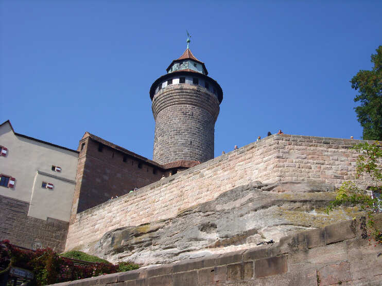 Blick vom Sträßchen «Am Ölberg» hinauf zur Burgfreiung und zum Sinwellturm (September 2009)
