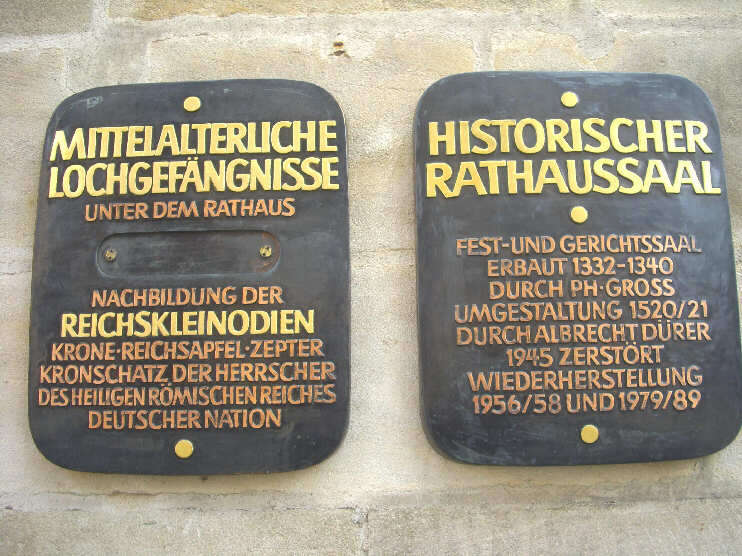 Altes Rathaus - Schilder am Haupteingang (Mai 2013)