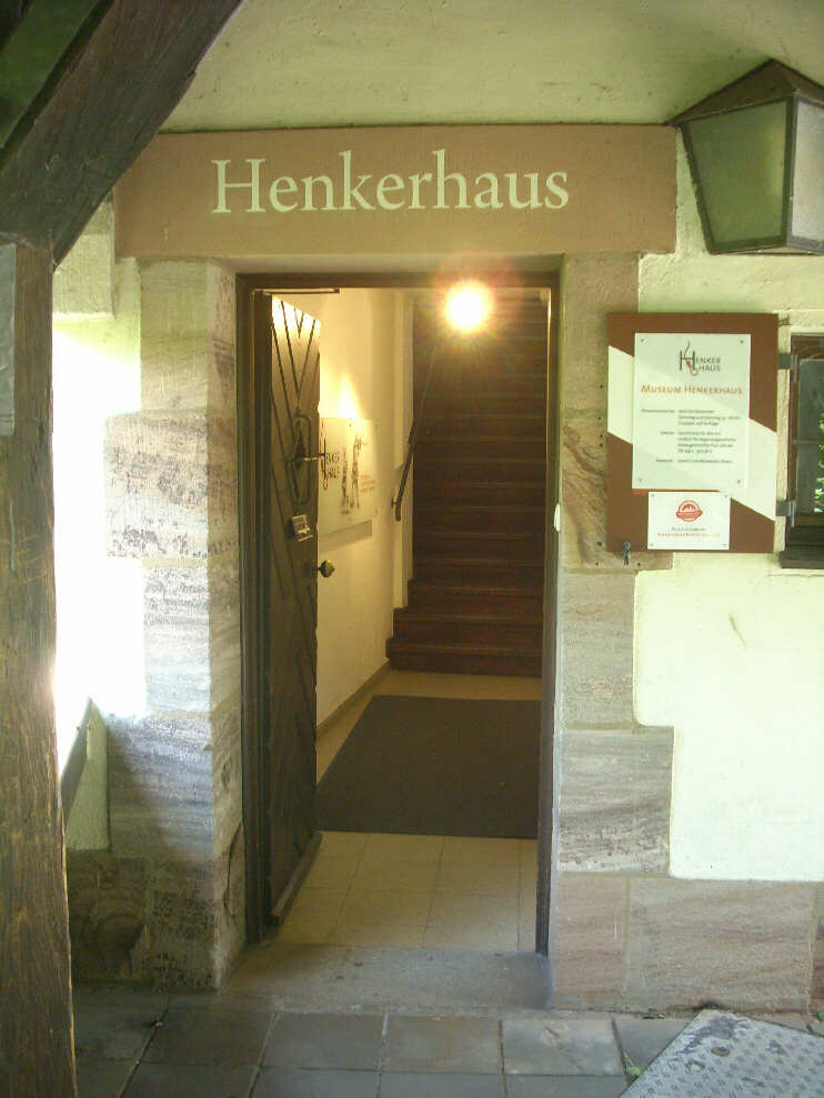 Am nördlichen Ende des Henkersteges befindet sich der Eingang zum Museum Henkerhaus (Juni 2013)