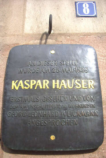Aufschrift an der Tafel: An dieser Stelle wurde am 26. Mai 1828 KASPAR HAUSER erstmals gesehen und von dem am Unschlittplatz 10 wohnenden Georg Leonhard Weickmann angesprochen.