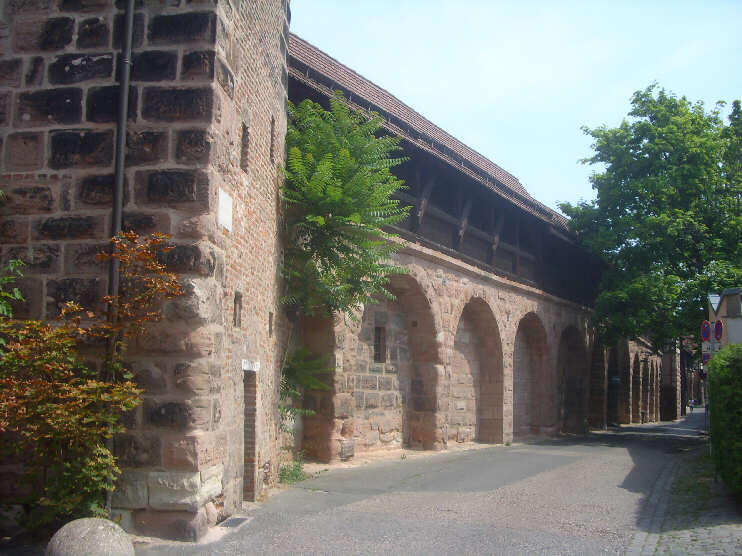 Maxtormauer, ganz links der Turm Schwarzes E - Maxtormauer 3  (Juni 2017)