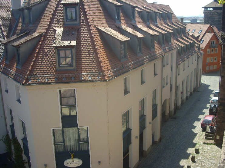 Blick vom Wehrgang auf das Dürer-Hotel und die Straße NEUTORMAUER (April 2015)