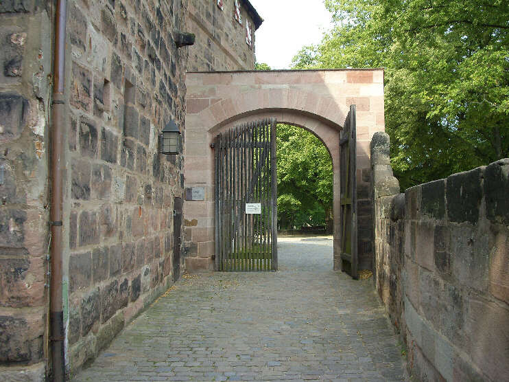 Hinter dem Burgamtmannsgebäude befindet sich das Eingangstor zum Burgpark (August 2009)