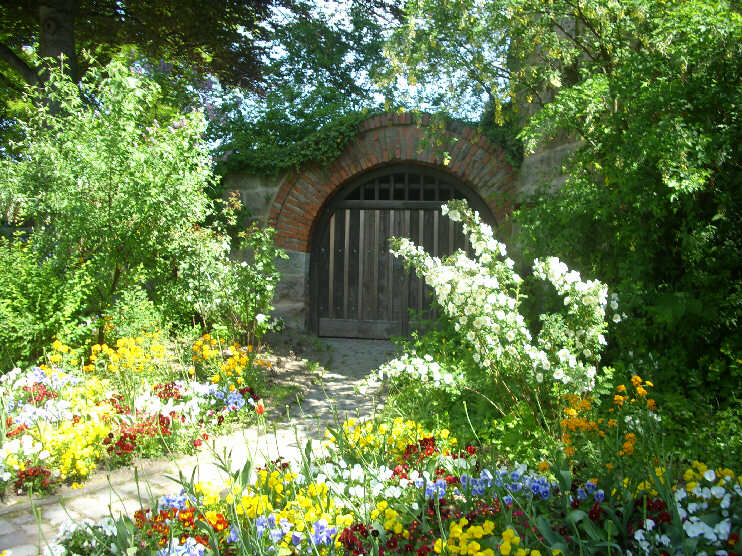 In diesem Burggartenbereich befinden sich auch die Eingänge zu den Kasematten. (Mai 2012) [Nähere EInzelheiten finden Sie unter «Burgkasematten & Lochwasserleitung»]