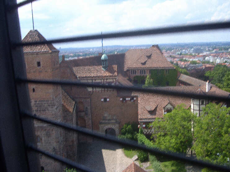 Blick vom Sinwellturm auf den Vorhof der Kaiserburg und auf das Burgtor zum Innenhof (Juni 2014)