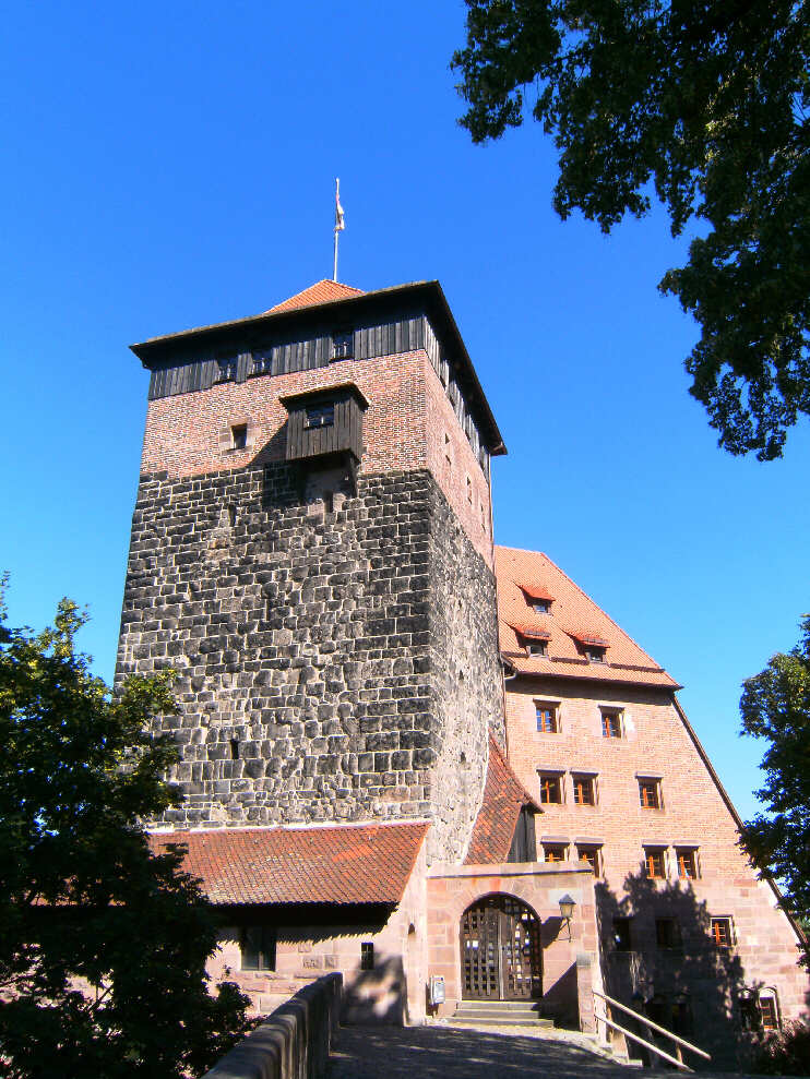 Fünfeckturm von der Kleinen Freiung - Burggarteneingang aus gesehen (August 2016)