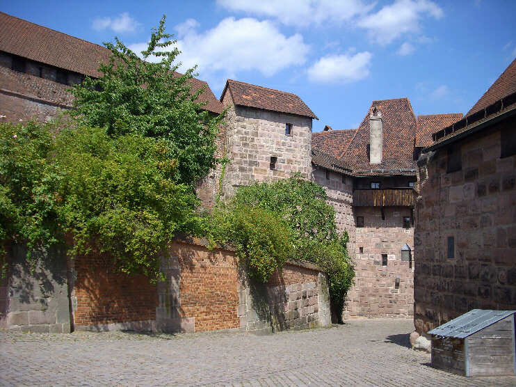 Burggrafenburg mit Burgamtsmannshaus (August 2009)