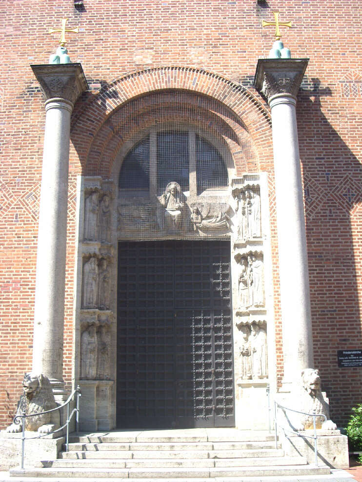 Eingangsportal Friedenskirche (August 2013)
