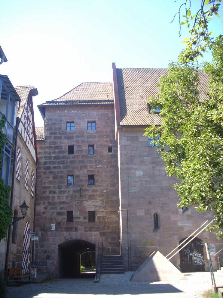 Blick von der Unteren Kreuzgasse zum Turm «Grünes E» (Westtorzwinger). Durch das Tor gelangt man zu einer Grünanlage hinter dem Westertorzwinger. Ganz rechts im Bild: Aufgang zum Kettensteg (August 2013)