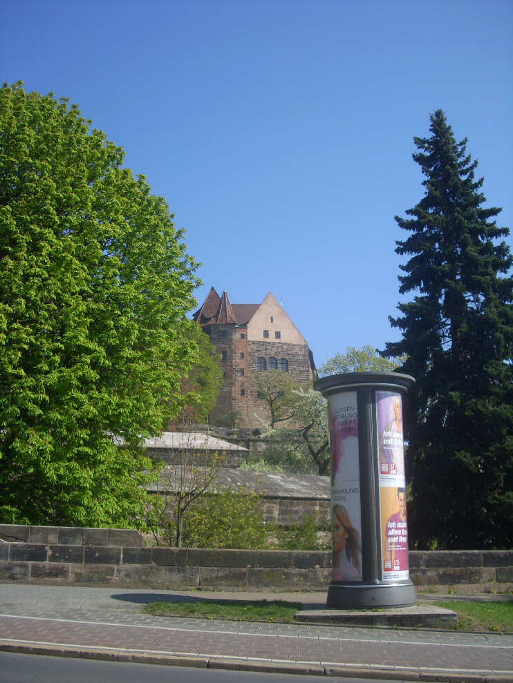 Blick vom Vestnertorgraben zur Kaiserburg (April 2015)