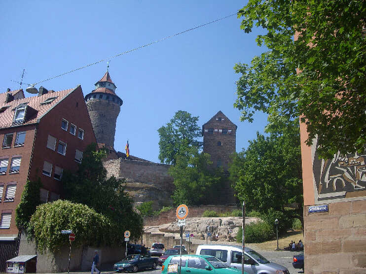 Blick von der Schildgasse / Ecke Burgstraße zur Burg (August 2013)