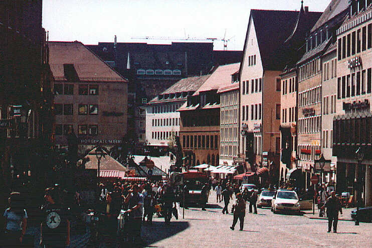 Hauptmarkt, vom Rathausplatz aus gesehen (April 2009)