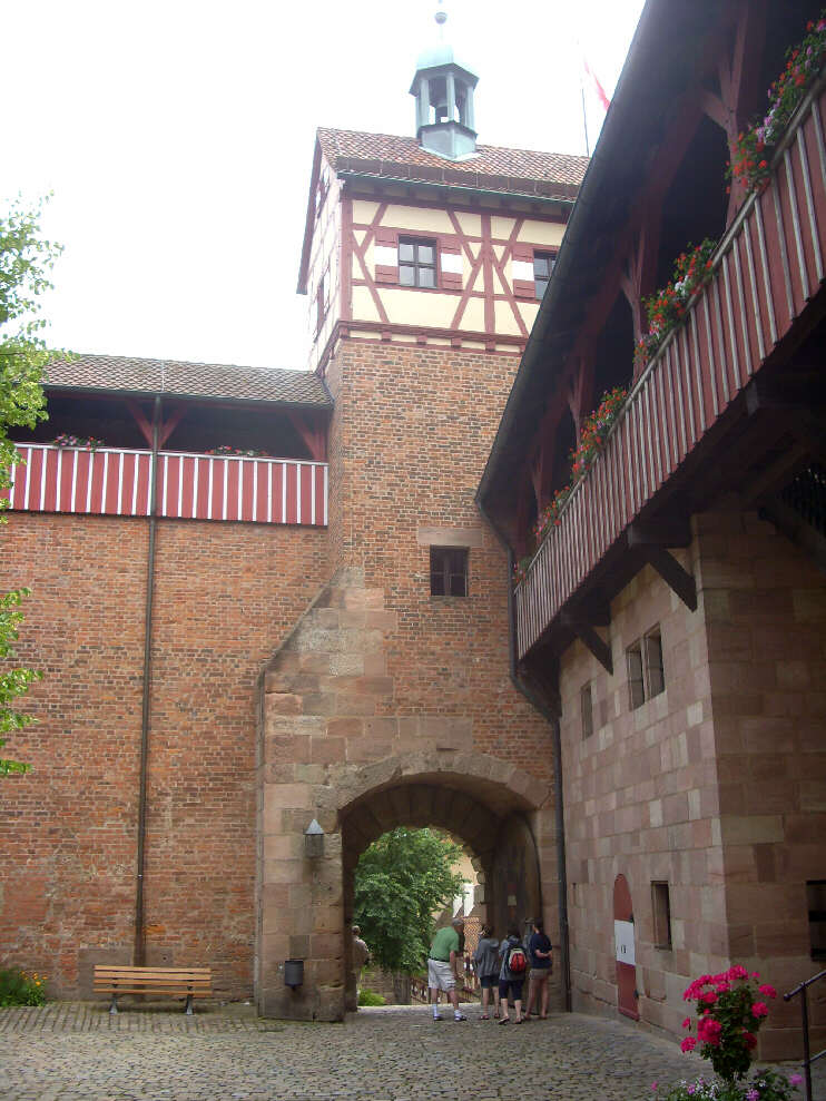 Im Innenhof der Kaiserburg - Tor zum Vorhof (Juli 2014)