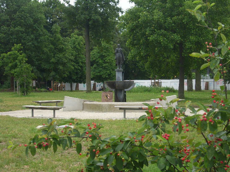 Archivpark mit Norisbrunnen (Juni 2013)