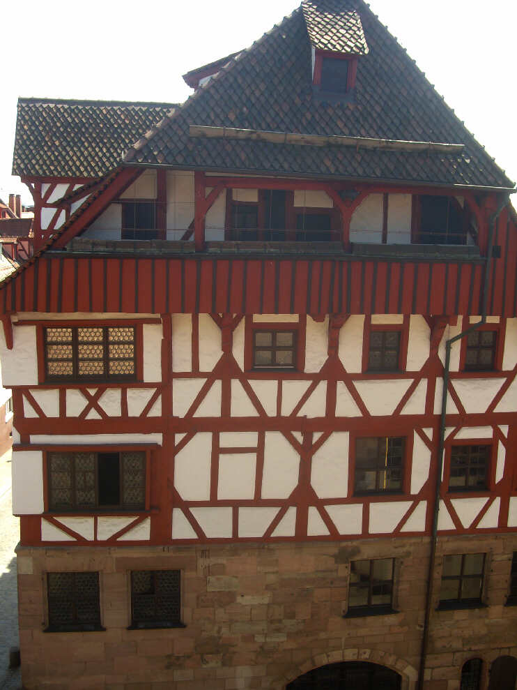 Blick vom Wehrgang auf das Albrecht-Dürer-Haus (April 2015)