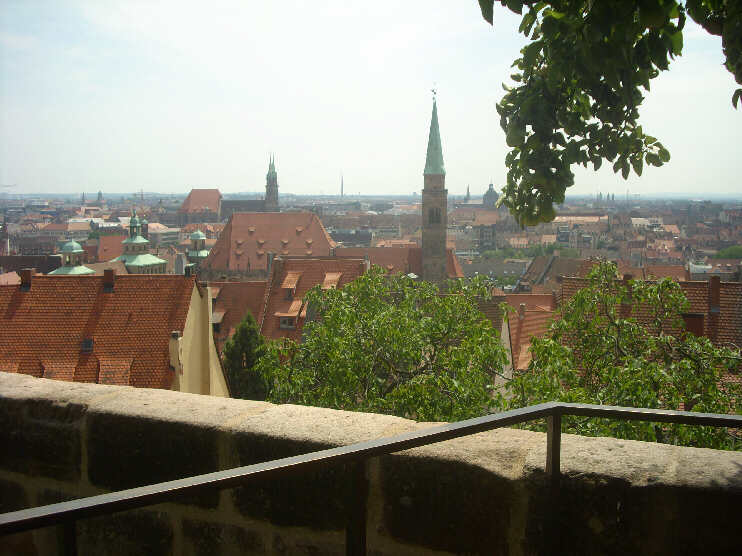 Blick vom Maria Sibylla Merian-Garten auf die Nürnberger Altstadt (Juli 2014)